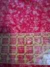 Estampado vintage en dorado metalizado con querubines, ángeles y cintas sobre fondo rojo, 100 % algodón ligero. Precio por yarda.