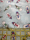 Muñecos de nieve y copos de nieve de estilo vintage sobre fondo azul claro, 100 % algodón ligero. Precio por yarda.