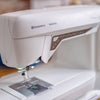 Máquina de coser y bordar HUSQVARNA® VIKING® DESIGNER TOPAZ™ 40 -- Imagen del producto