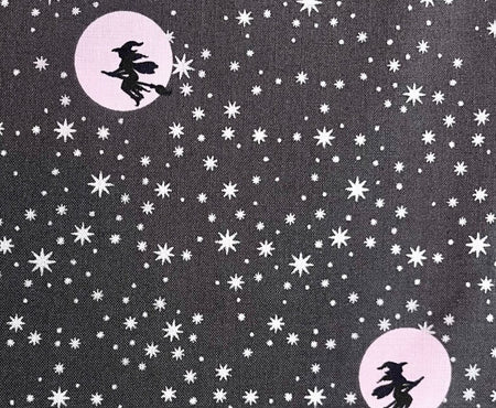 Halloween: Noche estrellada, luna de bruja sobre fondo gris brillante, 100 % algodón. Precio por yarda
