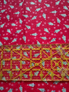 Miniárboles navideños de estilo vintage y copos de nieve sobre fondo rojo, 100 % algodón ligero. Precio por yarda.