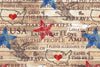 Estrellas patrióticas y texto sobre fondo de madera. 100 % algodón. Precio por yarda.