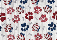Perros patrióticos: huellas de cachorros sobre fondo blanco, 100 % algodón. Precio por yarda.