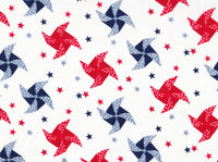 Molinillos y estrellas patrióticos sobre fondo blanco, 100 % algodón. Precio por yarda.