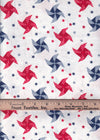 Molinillos y estrellas patrióticos sobre fondo blanco, 100 % algodón. Precio por yarda.