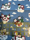 Diseño vintage con muñecos de nieve y nubes sobre fondo azul, 100 % algodón ligero. Precio por yarda.
