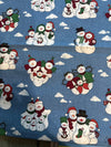 Diseño vintage con muñecos de nieve y nubes sobre fondo azul, 100 % algodón ligero. Precio por yarda.