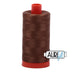 2372 Hilo de algodón Aurifil en color oro antiguo oscuro, grosor 50, bobina grande