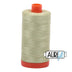Bobina grande de hilo de algodón Aurifil color aguacate claro, calibre 50