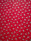 Miniárboles navideños de estilo vintage y copos de nieve sobre fondo rojo, 100 % algodón ligero. Precio por yarda.