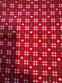 Tela navideña vintage con corazones dorados metalizados sobre fondo de cuadros rojos, 100 % algodón ligero. Precio por yarda.