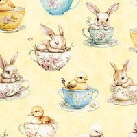 Conejitos y pollitos de Pascua en tazas de té sobre fondo amarillo claro