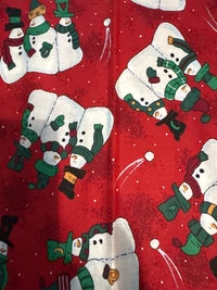 Trío de muñecos de nieve vintage navideños sobre fondo rojo, 100 % algodón ligero. Precio por yarda.