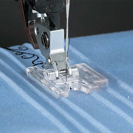 PFAFF® Pie para remallar con guía de puntadas decorativas -- Imagen del producto