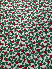 Corazones de acebo vintage sobre fondo crema, 100 % algodón ligero. Precio por yarda.