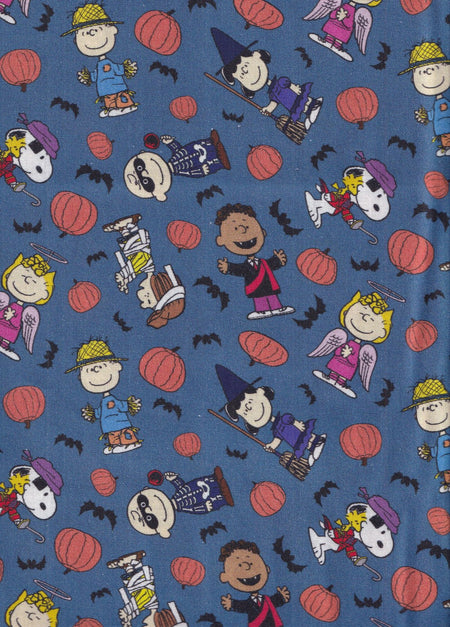 Peanuts de Halloween disfrazados, sobre fondo azul, 100 % algodón. Precio por yarda