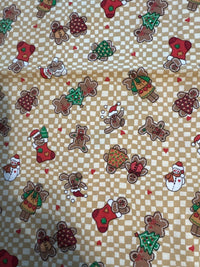 Calcetines navideños vintage de pan de jengibre sobre fondo de cuadros color crema, 100 % algodón ligero. Precio por yarda.