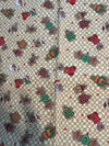 Calcetines navideños vintage de pan de jengibre sobre fondo de cuadros color crema, 100 % algodón ligero. Precio por yarda.