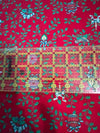 Jaulas de pájaros vintage y velas sobre fondo rojo, 100 % algodón ligero. Precio por yarda.
