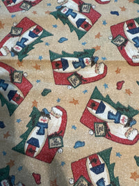 Estampado navideño vintage con Papá Noel y un muñeco de nieve sobre fondo beige, 100 % algodón ligero. Precio por yarda.