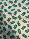Bastones de caramelo navideños de estilo vintage en cajas verdes sobre tela de algodón 100 % ligera de color crema. Precio por yarda.