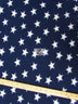 Tejido polar azul y blanco con estrellas