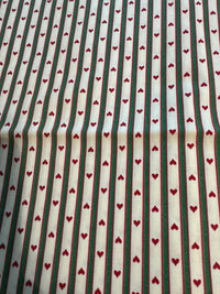 Estampado vintage de mini corazones con rayas verdes sobre fondo blanco, 100 % algodón ligero. Precio por yarda.