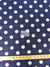 Tela estampada de poliéster y algodón con lunares grandes / Lunares azul marino y blancos / Se vende por metros