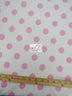 Tela estampada de poliéster y algodón con lunares grandes / Lunares blancos y rosa claro / Se vende por metros
