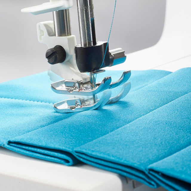 Se ajusta al grosor del tejido para un avance perfecto y uniforme