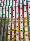 Estampado vintage de mini corazones con rayas verdes sobre fondo blanco, 100 % algodón ligero. Precio por yarda.