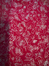 Estampado vintage en dorado metalizado con querubines, ángeles y cintas sobre fondo rojo, 100 % algodón ligero. Precio por yarda.