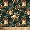 Campanillas doradas navideñas y hojas de acebo sobre fondo verde