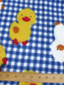 Tela de felpa azul con estampado de pollitos a cuadros