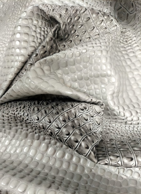 Tejido vinílico con relieve 3D «Florida Gator» en color plata mercurio / Se vende por metros