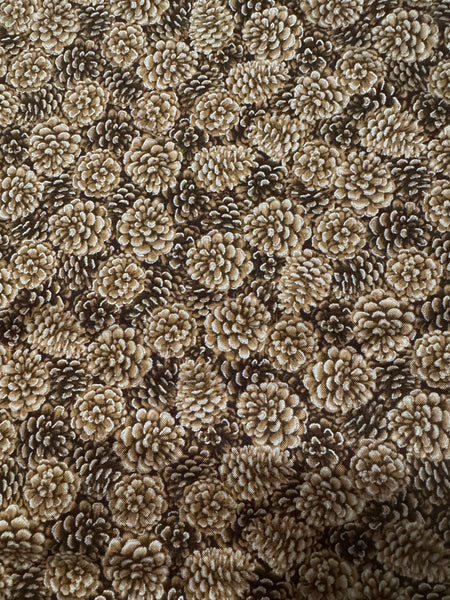 Piñas rellenas con detalles metalizados. 100 % algodón. Precio por yarda.