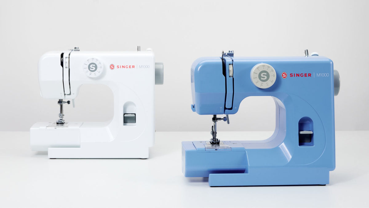 Conçue pour les raccommodages et les réparations de base, la machine portable compacte SINGER® M1000 est une bonne option pour les tâches de couture simples à un prix abordable.