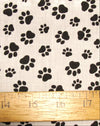 Tela de algodón y poliéster con estampado de patas de animales en blanco y negro
