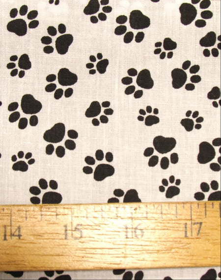 Tela de algodón y poliéster con estampado de patas de animales en blanco y negro