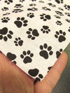 Tela de algodón y poliéster con estampado de patas de animales en blanco y negro