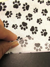 Tela de algodón y poliéster con estampado de patas de animales en blanco y negro