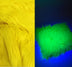Tela de piel sintética peluda, lisa, de color amarillo neón y reactiva a los rayos UV / Se vende por metros