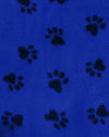 Tejido de felpa azul y negro con estampado de huellas de animales
