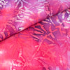 Tela SINGER® 100 % algodón, colección Batik, 42 pulgadas de ancho, con motivos de hojas en rosa y morado, vendida por yardas