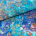 Tela SINGER® 100 % algodón, colección Batik, 42 pulgadas de ancho, con estampado de flores verdes y moradas, vendida por yardas