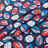 Tela SINGER®, 100 % algodón, con motivos de banderas en balones de fútbol americano, vendida por metros