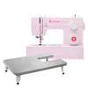 Lote compuesto por la máquina de coser SINGER® Heavy Duty 4452 en color rosa Heavy Duty 4452 y una mesa de extensión