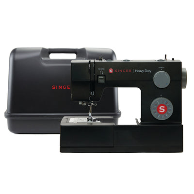 Lot comprenant une machine à coudre SINGER® « Heavy Duty 4432 » noire et un étui rigide universel noir