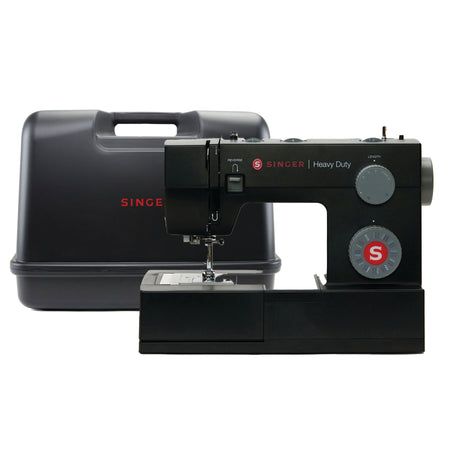 Lot comprenant une machine à coudre SINGER® « Heavy Duty 4432 » noire et un étui rigide universel noir