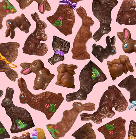 Conejitos de chocolate de Pascua sobre tela rosa 100 % algodón
